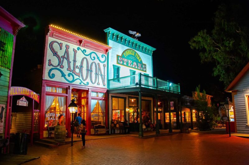 From organ-powered pizza to saddle barstools and a 1920s train car bar, these Arizona spots go all-in on theme.